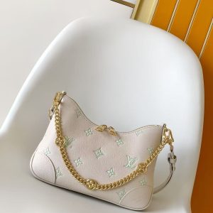 p620M27571 Green Boulogne handbag reinterprets the classic Monogram Empreinte leather with a monochromatic aesthetic, infused with elegant radiance through a detachable chain and LV floral embellishments. Its versatile silhouette accommodates multiple carrying options, while an interior pocket conveniently holds a smartphone.Embossed grained calf leather Calf leather trim Striped fabric lining Metal hardware Drawstring closure Zipper closure One interior pocket Holds smartphone, keys, Victorine mini wallet, and headphones Shoulder strap: Removable, adjustable Model: M14634 Dimensions: 29x16x9.5 cm